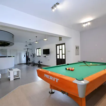 Villa Bisko With Heated Pool & Jacuzzi Trilj