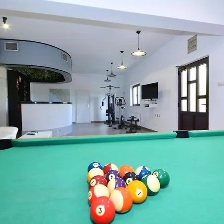 Bisko With Heated Pool & Jacuzzi *