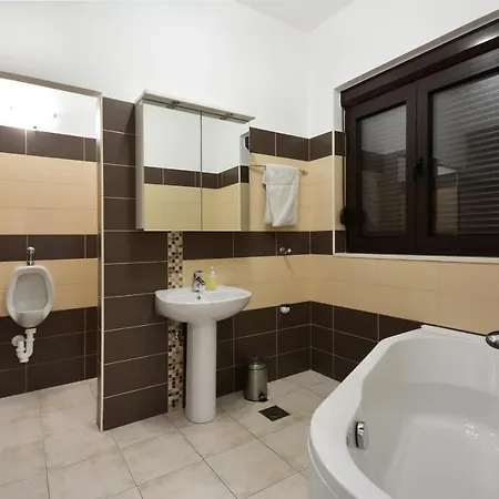 Bisko With Heated Pool & Jacuzzi *