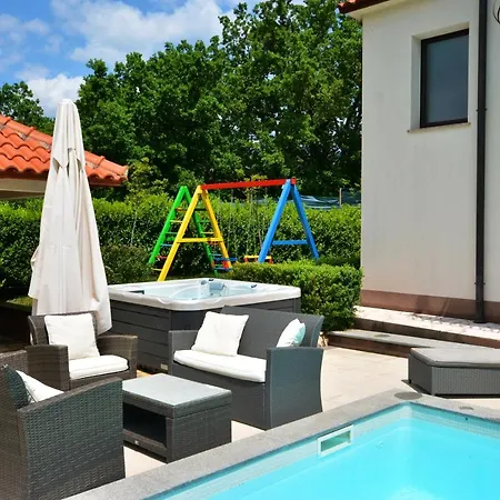 Bisko With Heated Pool & Jacuzzi