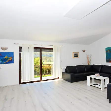 Villa Bisko With Heated Pool & Jacuzzi