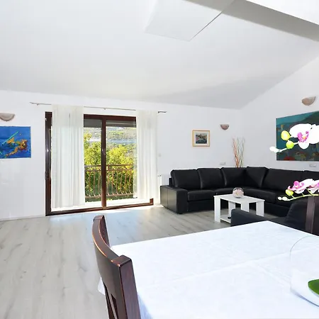 Villa Bisko With Heated Pool & Jacuzzi *