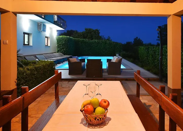 Bisko With Heated Pool & Jacuzzi Villa