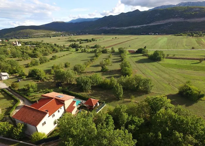 Bisko With Heated Pool & Jacuzzi