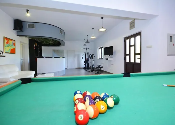 Bisko With Heated Pool & Jacuzzi *