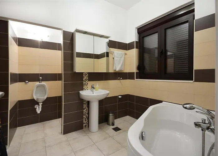Bisko With Heated Pool & Jacuzzi *