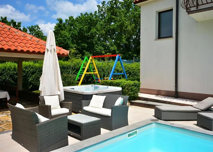Bisko With Heated Pool & Jacuzzi