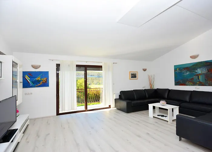 Villa Bisko With Heated Pool & Jacuzzi