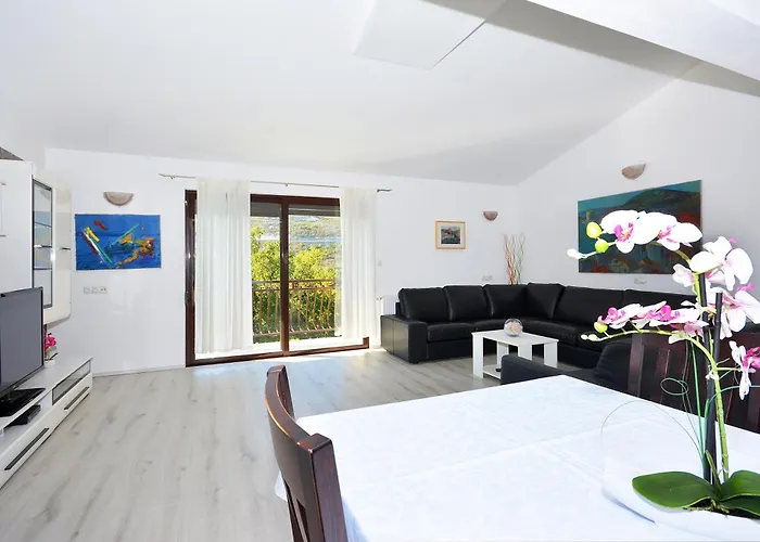 Villa Bisko With Heated Pool & Jacuzzi *